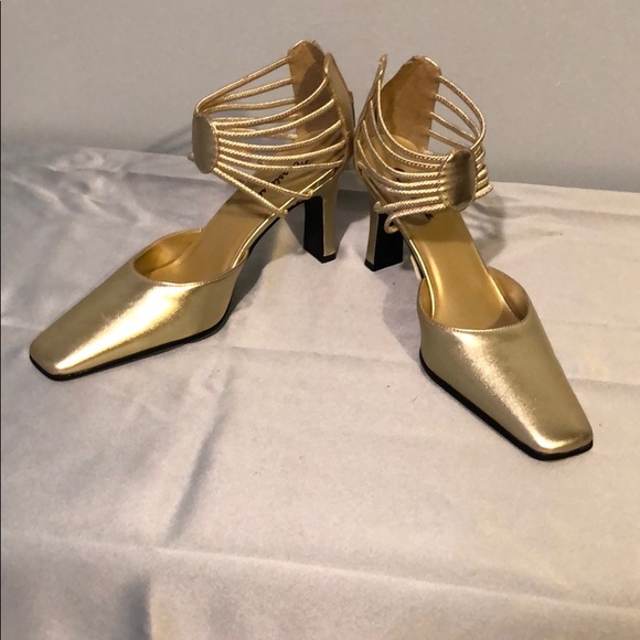 Shoes - ❤️Women’s gold heels